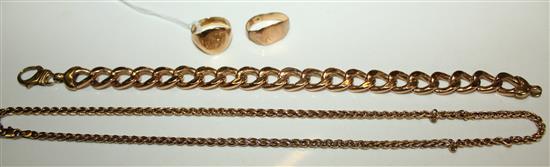 18ct gold signet ring, 9ct gold signet ring (a.f), 9ct gold chain & a gold-coloured hollow link bracelet